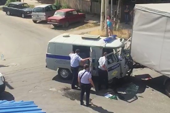 Полицейский УАЗ врезался в грузовик в Ростовской области [Видео]