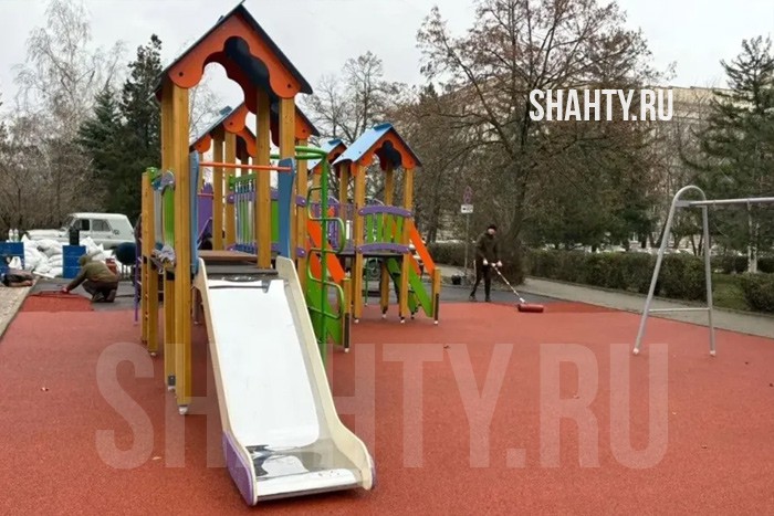 В г. Шахты сделают резиновое покрытие на детских площадках