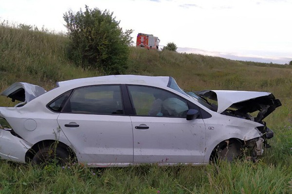Опрокинулся Volkswagen Polo на трассе в Ростовской области: 27-летний водитель погиб