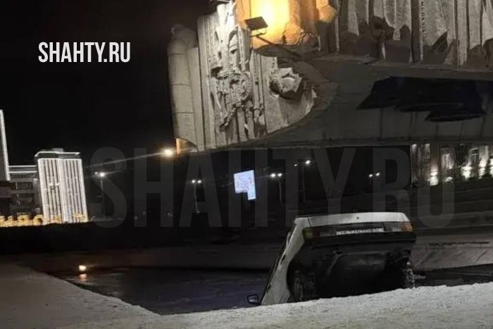 Пьяный заехал в чашу мемориала в Ростове на Театральной площади