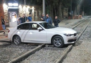 Девушка на BMW не смогла проехать через рельсы в Ростове [Фото]