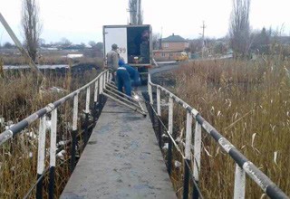 В г. Шахты отремонтировали пешеходный мост через реку Кадамовка
