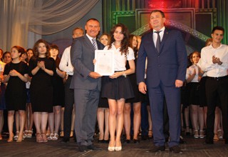 В г. Шахты поздравили выпускников с золотыми медалями