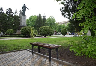 На площади г. Шахты установили лавочки и запустили фонтаны