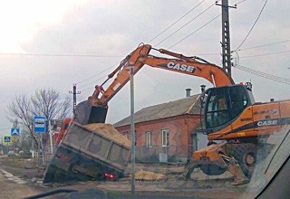 КАМАЗ с песком провалился в яму в Батайске [Фото]