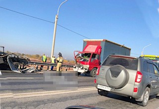 Грузовик сбил дорожных рабочих на трассе под Ростовом — один погиб, второй ранен [Видео]