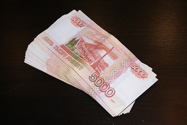 Семь фальшивых купюр: аферистка обманула женщину на 35 тысяч рублей