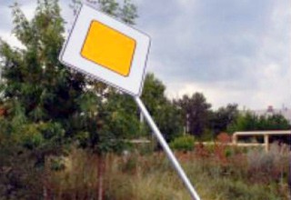 В г. Шахты сломали новые дорожные знаки, установленные пару недель назад