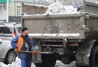 На расчистке дорог от снега в г. Шахты работает 9 единиц специальной техники