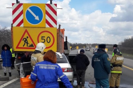 ВАЗ протаранил КАМАЗ дорожных рабочих на трассе М-4 в соседнем с Шахтами районе