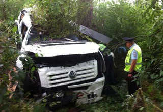 Разбился автобус с туристами на трассе М4, врезавшись в деревья, водитель погиб, 10 человек ранено