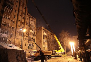 В г. Шахты всю ночь будут продолжать разбор завалов в многоэтажке [Фото]