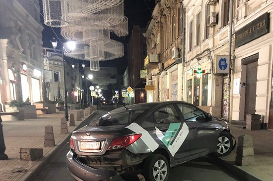 Врезался в столб каршеринговый Hyundai Solaris в Ростове — водитель бежал