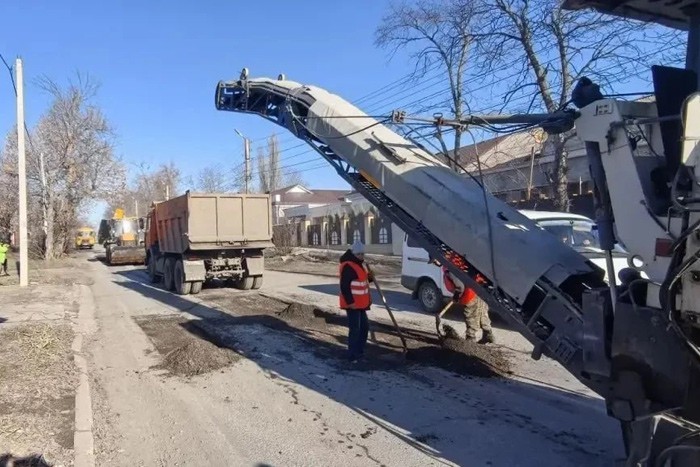 В Шахтах ремонтируют дорогу на улице Пролетарской