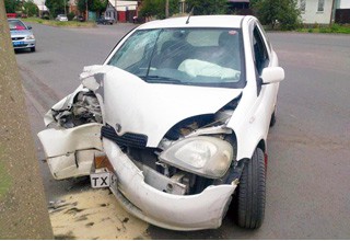 В г. Шахты Toyota Vitz врезалась в столб, пострадал водитель