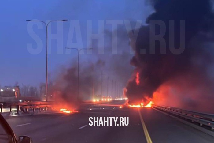 Сгорела фура на трассе М-4 в Ростовской области: упала железка на дорогу