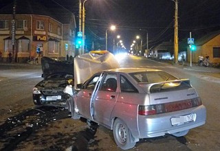 В г. Шахты ВАЗ протаранил ВАЗ на перекрестке, пострадали 3 человека [Фото]