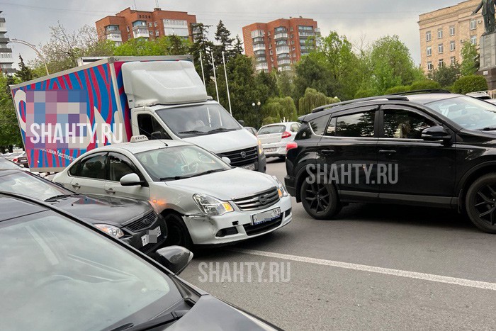 Столкнулись такси и Lada Priora в Шахтах рядом с площадью Ленина