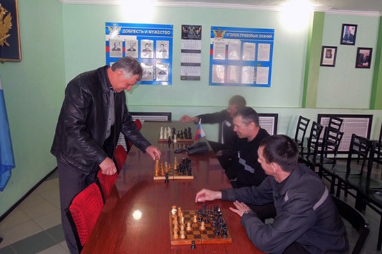 С осужденными в Шахтах провели сеанс одновременной игры в шахматы