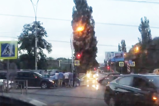 ДТП в г. Шахты: на перекрестке столкнулись «Волга» и «Лада Гранта»