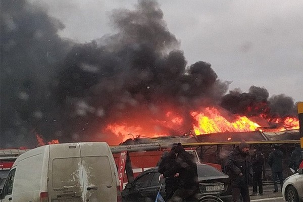 Сгорел рынок «Атлант» под Ростовом — тушили 70 пожарных [Видео]