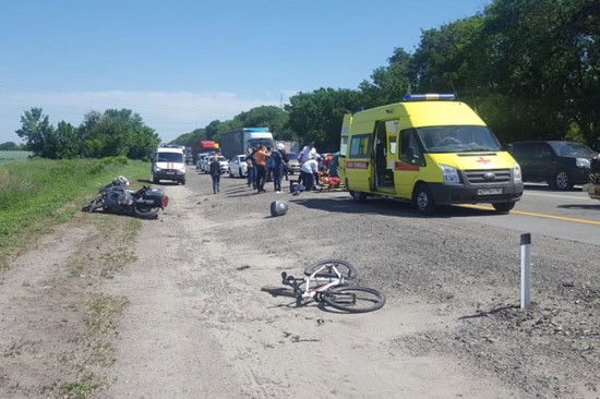 Мотоцикл Honda жестко сбил велосипедиста на трассе М-4 под Ростовом