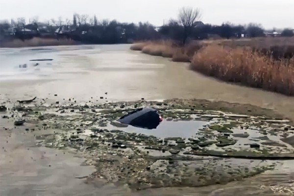 Утопили Toyota Land Cruiser в пруду, уходя от погони [Видео]