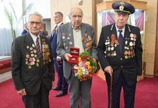 Ветерана из города Шахты наградил губернатор