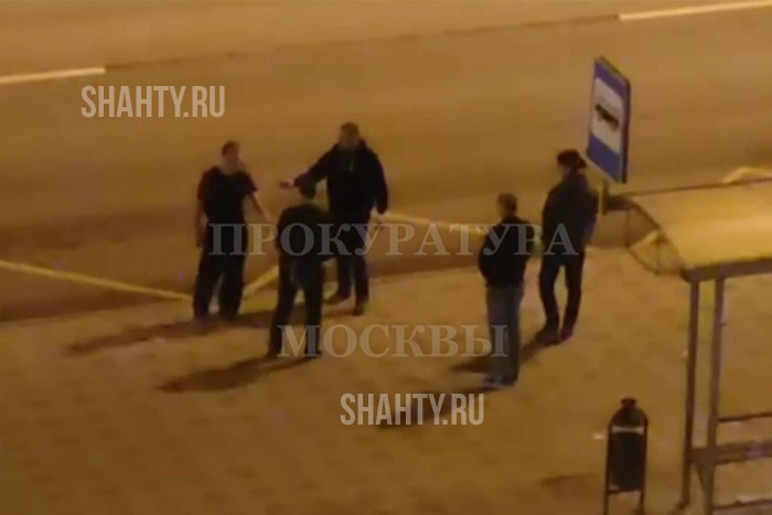 Несовершеннолетние забили толпой 35-летнего парня на улице в Москве