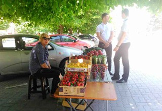 Торговцев клубникой в г. Шахты начали «гонять» [Фото]