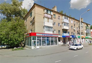 В г. Шахты демонтируют витрину магазина из-за недовольных жителей дома