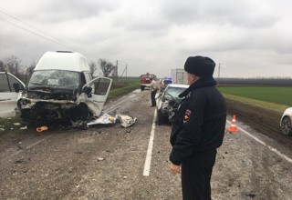 3 человека погибли, 6 пострадали в столкновении маршрутки с Chevrolet Cruze в Ростовской области [Фото]