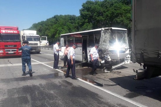 Автобус врезался в фуру на 1049-м км трассы М-4 — пострадали 15 человек