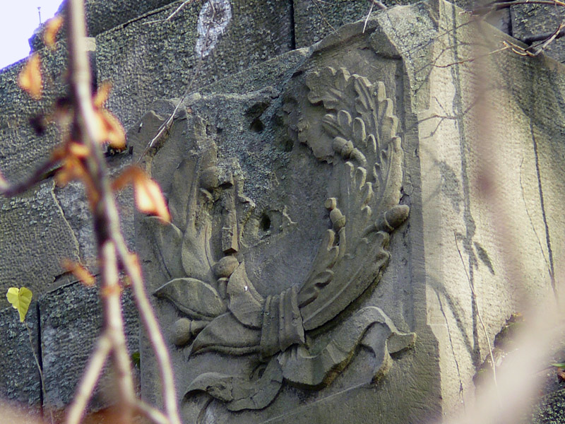 Герб на склепе "скопцов", парк КиО г. Шахты