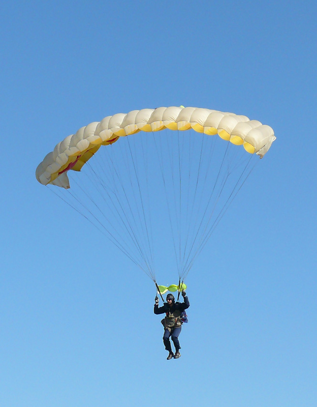 Парашютист на шахтинскиом авиаремзаводе - Шахты