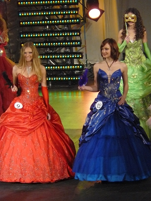 Ирина Моргунова и Анастасия Яценко, участницы конкурса "Мисс города Шахты 2011" - Шахты