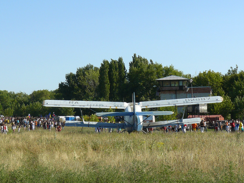 Слева сцена с песнями-плясками