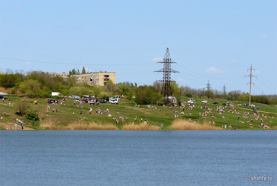 Водохранилище ХБК в г. Шахты, шахтинцы смотрят реконструкцию с другого берега - Шахты