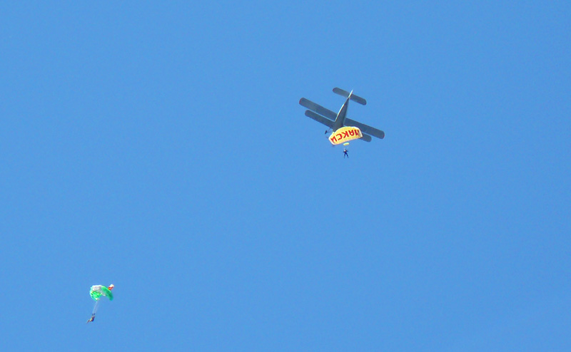 Прыжки с парашютами на шахтинском авиашоу