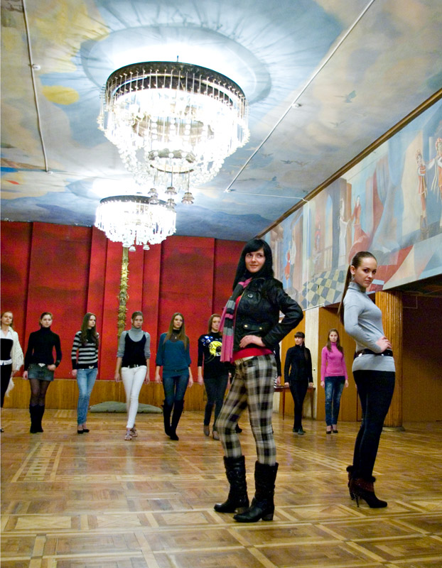 Дефиле - Яна Пожарская и Екатерина Герасимова ( подготовка к Мисс Шахты 2011) - Шахты
