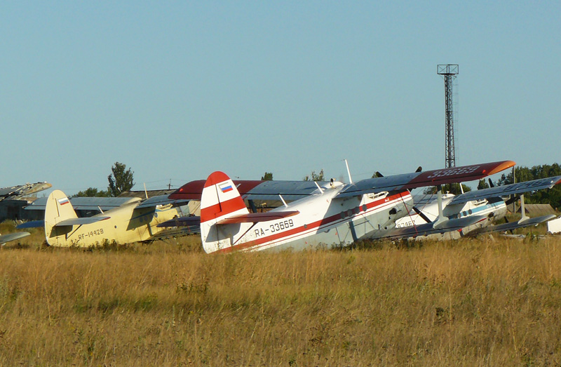 Самолеты на поле шахтинского авиаремзавода
