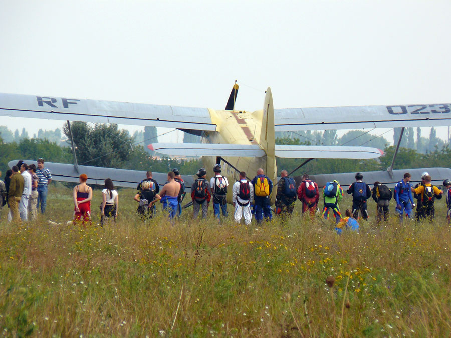 Парашютисты готовятся к посадке на авиашоу в г. Шахты
