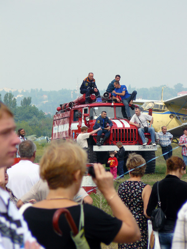 Пожарная команда дежурит на шахтинском аэродроме - Шахты
