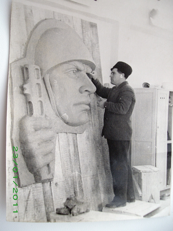 Цырульник Василий Семёнович во время работы над заготовкой памятника, который сейчас находится в парке у вечного огня