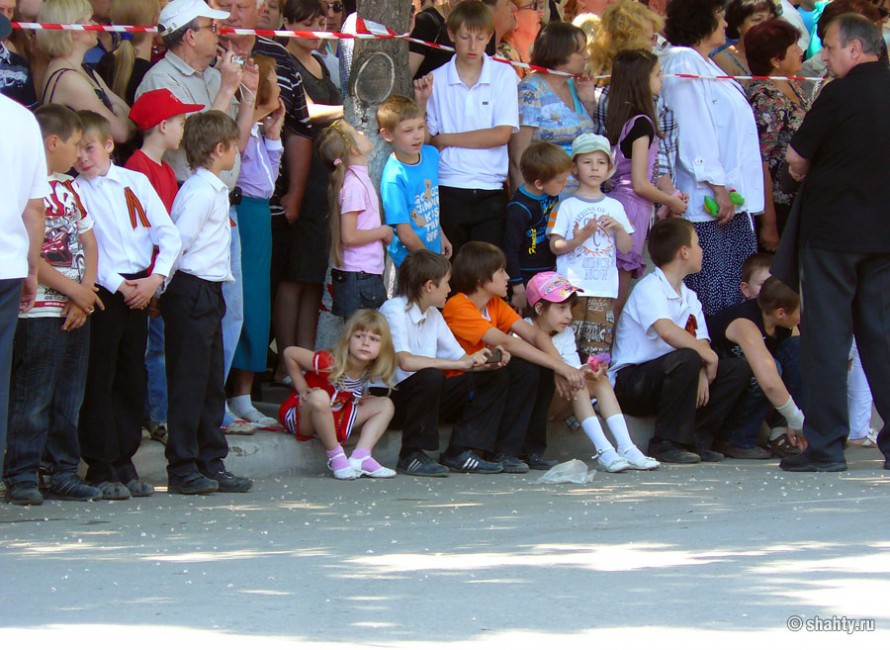 Парад на улице Советской в городе Шахты