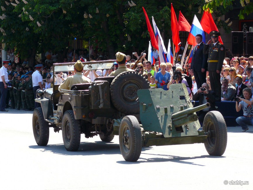 Парад ко Дню Победы, WILLYS MB (США) и 45-мм противотанковая пушка обр. 1937 г. (СССР)
