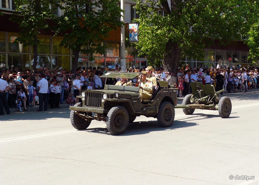 Парад в городе Шахты ко Дню Победы. 45-мм противотанковая пушка обр. 1937 г. и Виллис