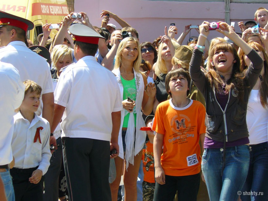Жители города Шахты на параде