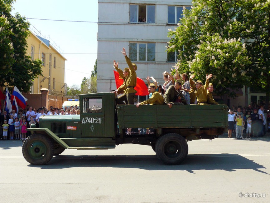 Парад в г. Шахты ко Дню Победы, ЗИС-5