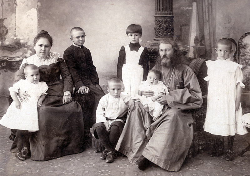 Священник Петропавловского собора в г. Александровск-Грушевский -  Григорий Соколов с семьей